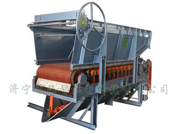 無撒料帶式(甲帶)給料機在下部設(shè)置了清除物料的裝置 無撒料帶式(甲帶)給料機在下部設(shè)置了清除物料的裝置